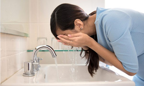 Bí quyết giúp có làn da trẻ hơn 20 tuổi của bác sĩ da liễu Nhật: chỉ dùng nước sạch rửa mặt
