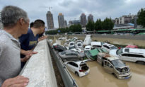 Bị chính quyền bỏ rơi, người dân miền Trung Trung Quốc tự cứu trợ trong lũ lụt