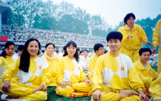 Các học viên Pháp Luân Đại Pháp (Pháp Luân Công) tại Cung thiếu nhi thành phố Vũ Hán vào ngày 1/5/ 1996. (Minh Huệ)