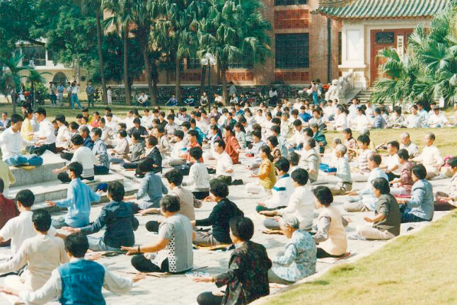 Các học viên Pháp Luân Đại Pháp (Pháp Luân Công) cùng luyện tập bài công pháp  thứ 5 - đả tọa thiền định - theo nhóm ở Quảng Châu, Trung Quốc trước năm 1999. (Minh Huệ)