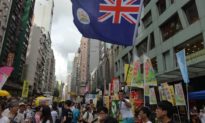 Một phóng viên bị bắt vì ‘sỉ nhục’ quốc ca ĐCS Trung Quốc khi vẫy cờ Hong Kong thuộc Anh