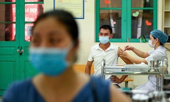 Việt Nam nghiên cứu tiêm mũi 4 vaccine COVID-19 cho người lớn