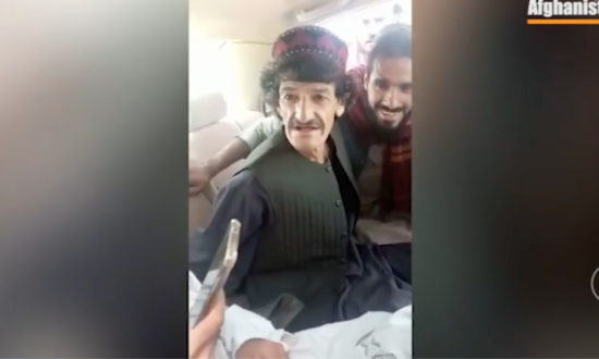 Video: Bị lôi đi hành quyết, diễn viên hài nổi tiếng Afghanistan vẫn bình thản châm biếm Taliban