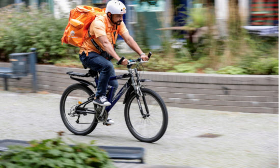 Bộ trưởng Afghanistan trở thành nhân viên chuyển phát nhanh bằng xe đạp ở Đức
