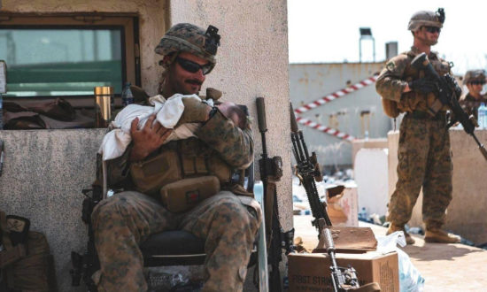 Nụ cười của 'một người cha': Người lính Mỹ dịu dàng vỗ về em bé Afghanistan