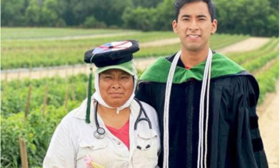 ‘Cha mẹ tôi là nông dân’: Tiến sĩ 'tự hào' chụp ảnh tốt nghiệp trên đồng ruộng của cha mẹ