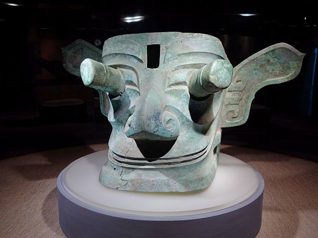 Vào ngày 15/6/2005, một chiếc mặt nạ mắt lồi bằng đồng được trưng bày tại Bảo tàng Sanxingdui ở Quảng Sơn, Tứ Xuyên. Đây được biết đến là Thần thú Chúc Long trong ‘Sơn Hải Kinh.’ (Ảnh: Wikipedia)