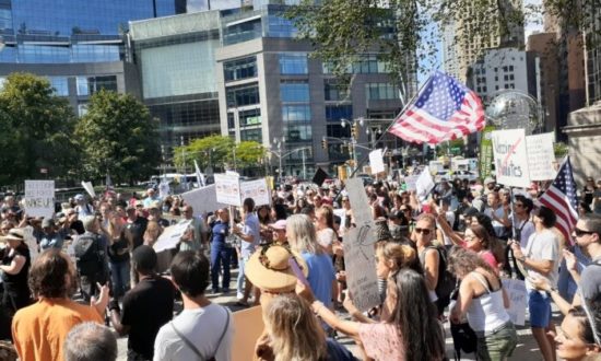 Hàng ngàn người tham gia buổi diễu hành 'Freedom Rally' ở New York để phản đối hộ chiếu vaccine