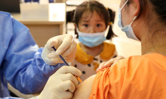 Trung Quốc: Người dân không đủ điều kiện tiêm vaccine Covid-19 vật lộn để có chứng nhận miễn trừ