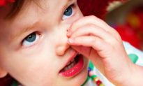 Hiểu rõ tác hại của việc ngoáy mũi thường xuyên