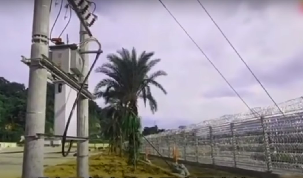 TQ dựng hàng rào gai thép nối điện cao thế ở biên giới để ngăn người