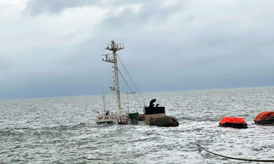 Tàu chở gần 10.000 tấn clinker bị tàu nước ngoài va chạm, 17 người được cứu sống