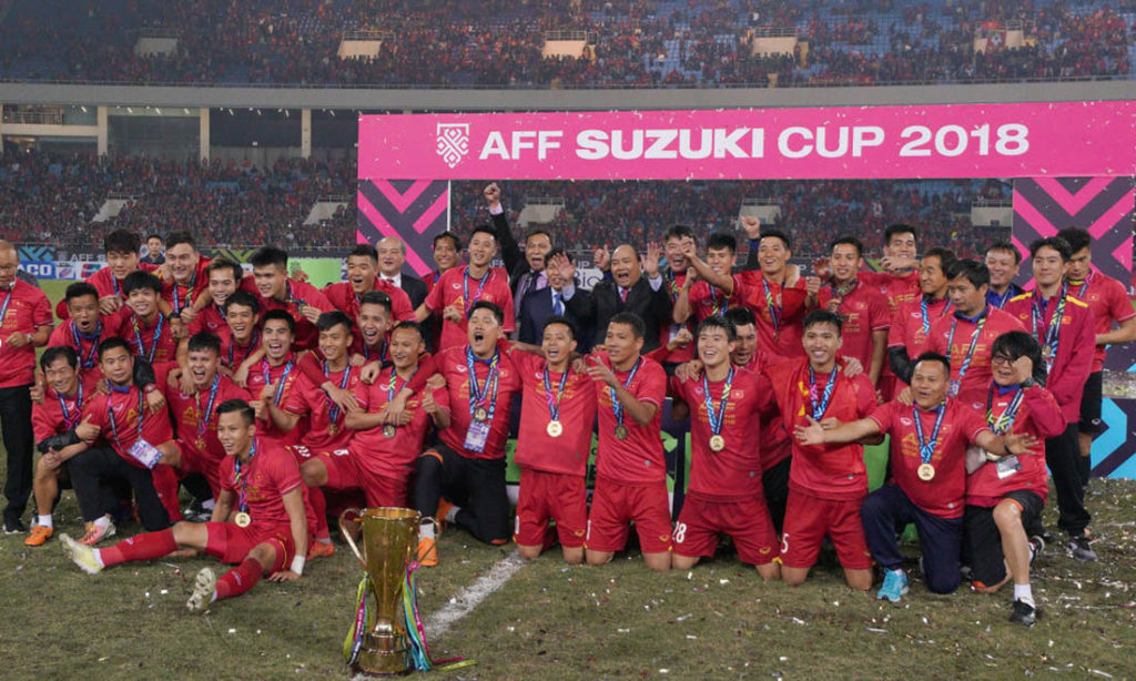 Tuyển Việt Nam ăn mừng với Suzuki Cup 2018 sau khi họ đánh bại Malaysia 1-0 trong trận chung kết lượt về tại Sân vận động Quốc gia Mỹ Đình vào ngày 15 tháng 12 năm 2018. (Ảnh của Stanley Chou / Getty Images)