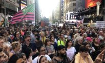 Hàng ngàn người tham gia 'Biểu tình vì Tự do ở NYC Broadway' để phản đối vaccine COVID-19