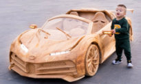 Ông bố Việt chế tạo xe Bugatti bằng gỗ có thể lái được cho con trai