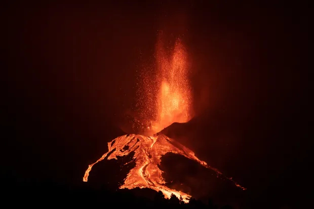 Núi lửa trên đảo La Palma của Tây Ban Nha vẫn phun trào mạnh mẽ sau 3 tuần
