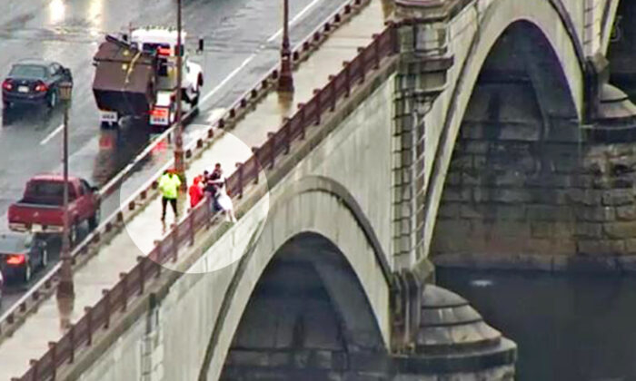 Người phụ nữ đau khổ được cứu khi sắp nhảy khỏi cầu ở Massachusetts, Anh