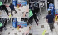 Kẻ cướp cầm súng vào cửa hàng bị cựu lính thuỷ đánh bộ hạ gục trong tích tắc