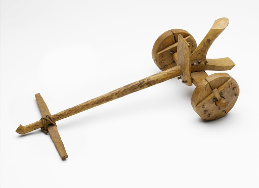 Mô hình quy mô của một cỗ xe hai bánh đơn giản được phát minh bởi người Sumer ở ​​Lưỡng Hà. 