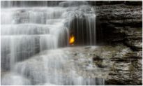 Bí ẩn về “ngọn lửa vĩnh cửu” không bao giờ tắt ngay cả dưới thác nước khiến khoa học bối rối