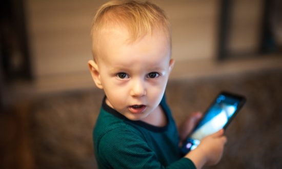 Đồ chơi công nghệ phát ra âm thanh gây tác hại cho trẻ như thế nào? Bố mẹ cần biết