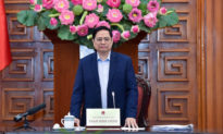 Thủ tướng Việt Nam: Đi từng ngõ, gõ từng nhà, rà từng người để tiêm vaccine Covid-19