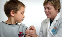 FDA phê duyệt mũi tiêm phòng COVID-19 tăng cường cho trẻ em 12–15 tuổi