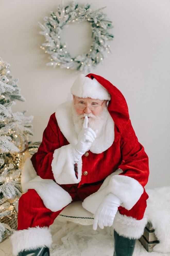 Ông già Noel: Người giàu nội tâm, thân thiện với trẻ nhỏ - ông già Noel thật là một biểu tượng của Giáng Sinh. Hãy xem bức ảnh này để ngắm nhìn ông già Noel với bộ râu dài đầy hào quang và trang phục đỏ thật ấn tượng.