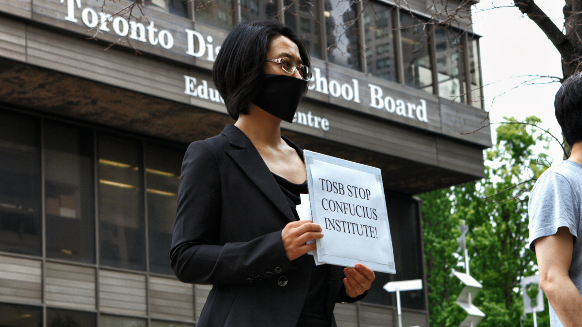 Cựu giáo viên của Viện Khổng Tử là cô Sonia Zhao biểu tình chống lại các Viện Khổng Tử bên ngoài Hội đồng Trường học Quận Toronto. (Mark Media)