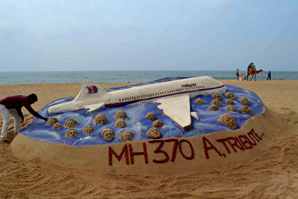 Bức ảnh thể hiện tác phẩm của một nghệ sĩ điêu khắc cát Ấn Độ để tưởng nhớ MH370. (Ảnh: Epoch Times)