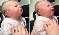 Biểu cảm làm tan chảy trái tim của em bé khiếm thính lần đầu tiên nghe thấy giọng nói của mẹ