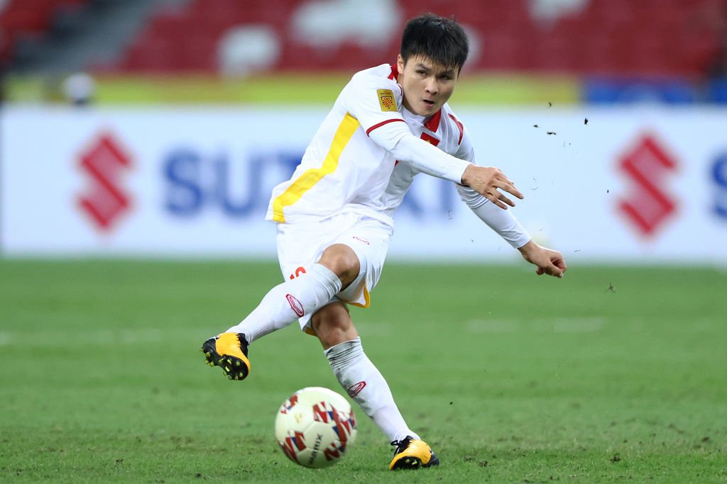 Cầu thủ Quang Hải số 19 của Việt Nam đã chơi xuất sắc trong 2 lượt trận bán kết, tuy nhiên bàn thắng vẫn không đến với anh cùng đồng đội. (Ảnh của Yong Teck Lim / Getty Images)