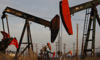 Giá dầu kiên trì leo thang trong khi nguồn dự trữ dầu chiến lược của Mỹ giảm mạnh