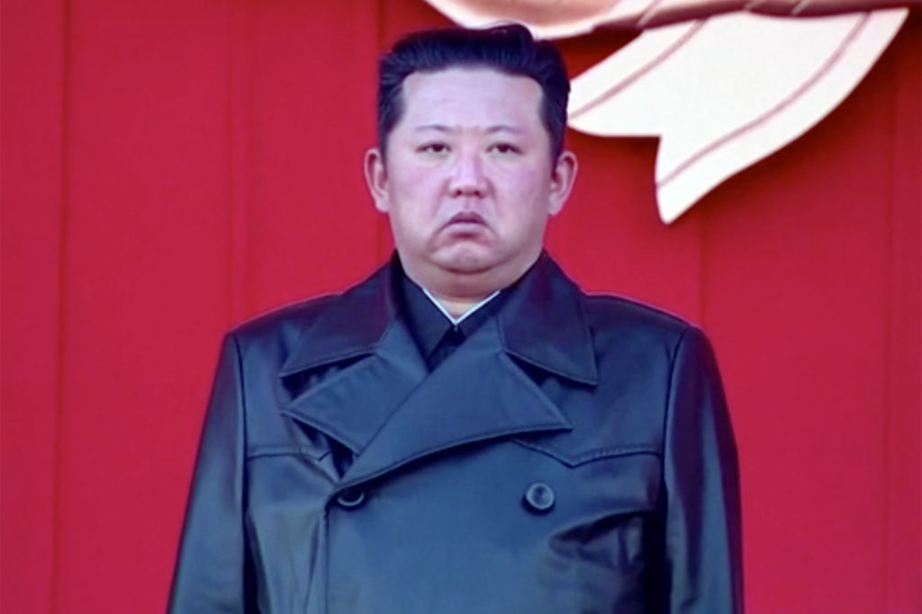 Nhà lãnh đạo Kim Jong Un đánh dấu lễ kỷ niệm 10 năm ngày mất của cha ông với hàng nghìn người tham dự.  (Ảnh: KCTV)