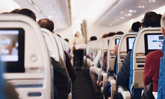 Tại sao khi điện thoại rơi vào khe hở của ghế máy bay thì không nên tự mình nhặt lên?