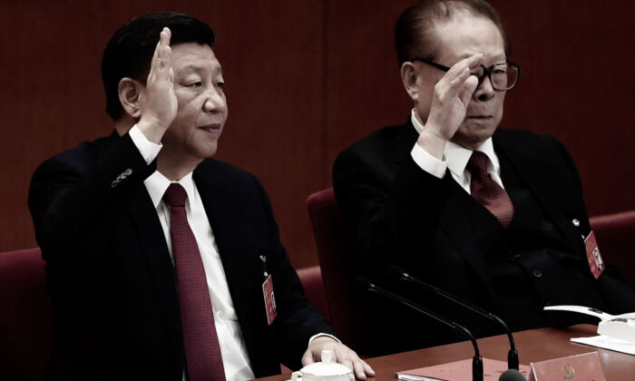 Ông Tập Cận Bình (trái) giơ tay biểu quyết cho các báo cáo với cựu lãnh đạo Trung Quốc Giang Trạch Dân tại bế mạc Đại hội Đảng Cộng sản lần thứ 19 tại Đại lễ đường Nhân dân ở Bắc Kinh vào ngày 24/10/2017. (Greg Baker / AFP qua Getty Images)