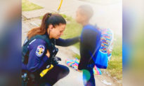 Cuộc gặp gỡ ngọt ngào: Cậu bé ‘dừng’ nữ cảnh sát ở trạm xe buýt, bảo cô ấy cầu nguyện với cậu