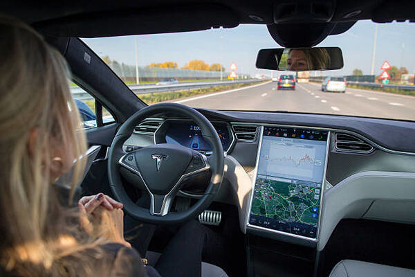 Hình ảnh mô tả xe tự lái Tesla. (Ảnh: Getty Images)