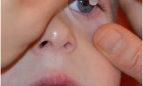 FDA phê duyệt thuốc nhỏ mắt mới có thể thay thế kính cho hàng triệu người