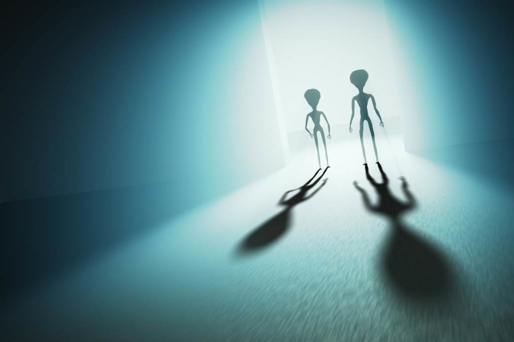 Người ngoài hành tinh xuất hiện trong phòng ngủ? Các vụ việc nhìn thấy UFO tăng vọt ở Bắc Ireland