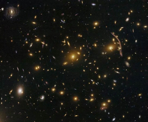 Hubble đã phát hiện ra một 'con rồng vàng bí ẩn' cách chúng ta 4 tỷ năm ánh sáng, trải dài 5 thiên hà. (Ảnh: NASA)
