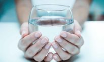Uống một cốc nước vào buổi sáng có tương đương với việc 'uống vi khuẩn'?