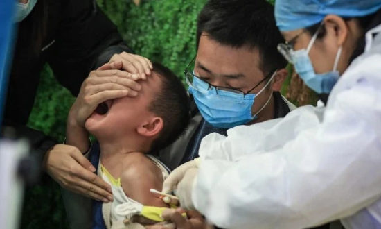 Nói rằng ‘tự nguyện’, nhưng đây là cách Trung Quốc tiêm vaccine Covid-19 cho 160 triệu trẻ em
