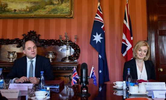 Ngoại trưởng Anh Quốc thăm Úc để củng cố mối quan hệ chặt chẽ bất chấp sự hăm dọa từ TQ và Nga