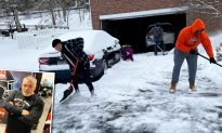 HLV Bóng bầu dục hủy buổi tập, cả đội cùng xúc tuyết dọn đường giúp những người hàng xóm