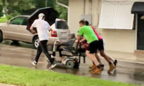 Bốn thanh niên cùng đẩy xe giúp cụ bà về nhà giữa cơn bão: ‘Hãy là anh hùng của một ai đó’
