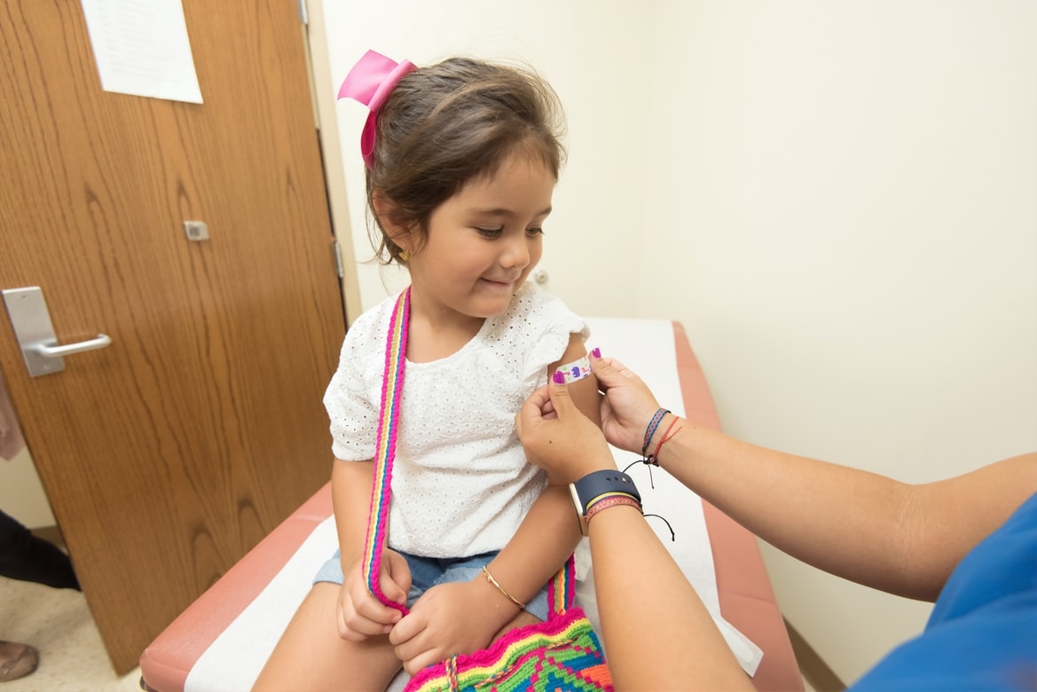 Hình ảnh một bé gái vừa được tiêm vaccine. 