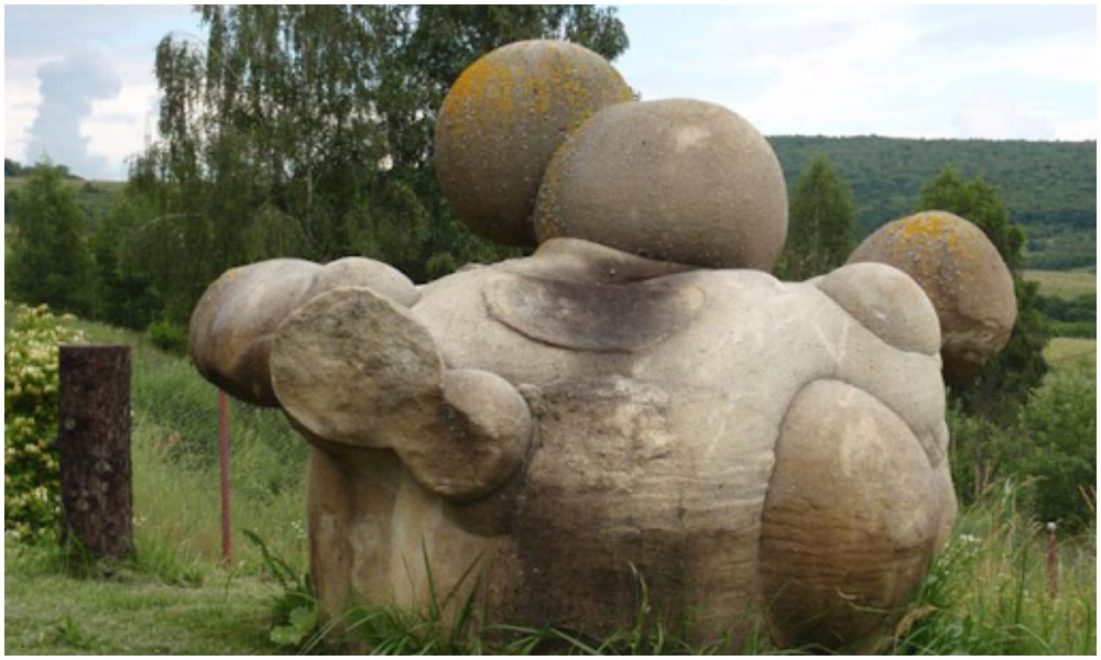 Kỳ lạ: Những hòn đá biết di chuyển, nở ra và mọc lên như nấm sau cơn mưa