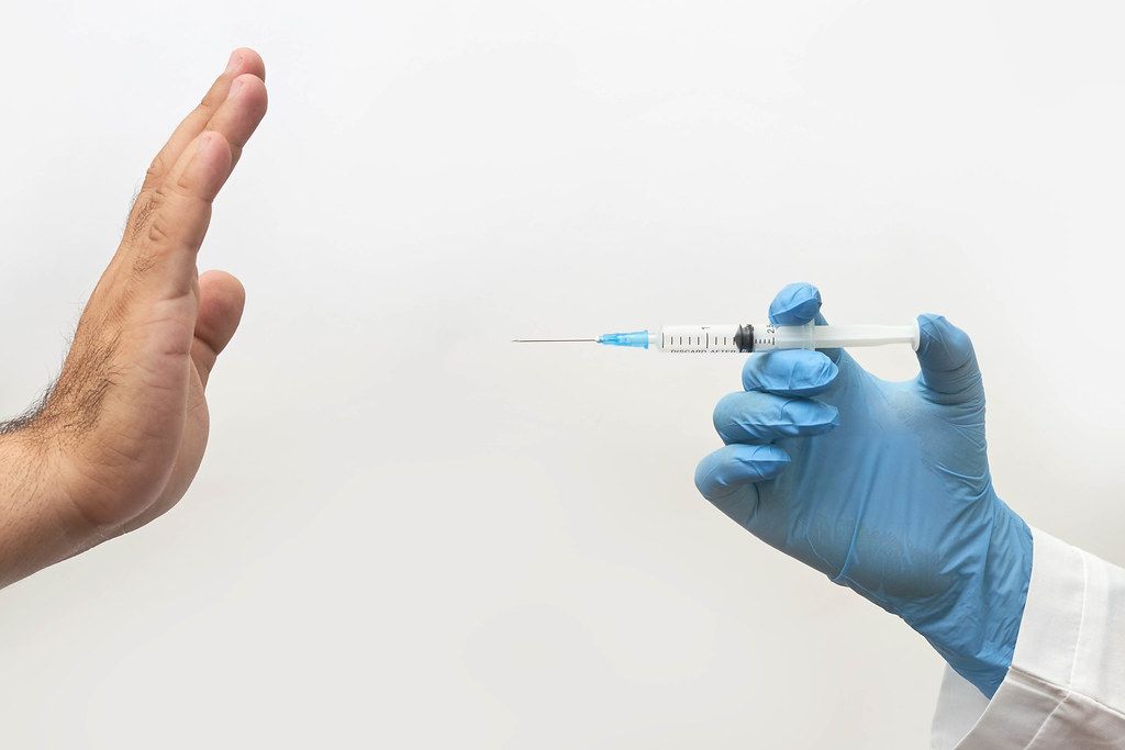 Nhiều nhân viên y tế từ chối tiêm vắc-xin COVID-19 với nhiều lý do khác nhau như y tế, tôn giáo hoặc đạo đức. (Ảnh: Flickr)