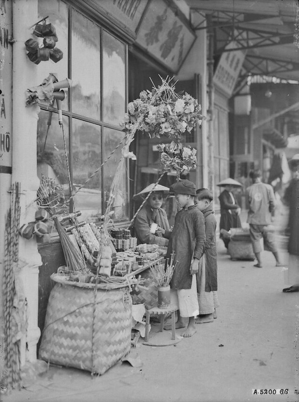 bán hoa giấy pháo sáng hà nội tết 1929